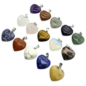La tienda callejera Chul ofrece colgantes de cuarzo rosa natural en forma de corazón, collares con forma de corazón y accesorios para hombres y mujeres. - Product Image 5