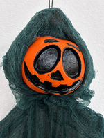 Décoration d'Halloween suspendue SIPKLR : Fantôme à visage de citrouille, mains orange, gaze vert foncé pour porte et mur, idéal pour les fêtes