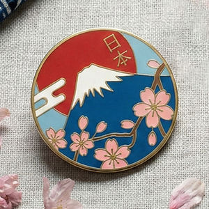 Épinglette en émail dur imitation plaqué or |   Badge souvenir japonais Mont Fuji et fleurs de cerisier |   Épinglette personnalisable - Product Image 1