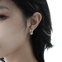 925 Sterling Silber Feine Blumen-Ohrringe für Frauen Luxuriöse Grüne Zirkon-Jasmin-Ohrstecker Maßgefertigter Designer-Schmuck