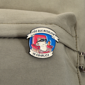 Pin Enamel Hamster Kartun Lucu Humor Spanyol MaS QUE RESOLVER YO COMPLICO Bros Pin Kerah Perhiasan Grosir - Product Image 3