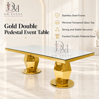 Table de banquet rectangulaire de luxe en acier inoxydable avec plateau miroir et base géométrique sur piédestal pour événements de mariage