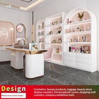 Vitrine de présentation élégante blanche et rose pour cosmétiques et parfums, idéale pour les boutiques de luxe et salons de beauté, avec produits de soin de la peau