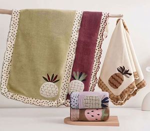 Serviette en velours corail tissé épaissi avec logo personnalisé, douce, absorbante, sans peluches, séchage rapide, pour usage domestique, aspect de haute qualité - Product Image 2
