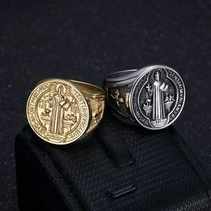 Medalla de exorcismo de San Benito, anillo de hip hop, joyería religiosa chapada en oro de acero inoxidable, colgante de cruz, anillo ostentoso para hombres - Product Image 1