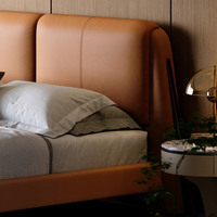 Cadre de lit en cuir de luxe moderne, lit capitonné minimaliste italien taille King pour projets hôteliers et mobilier de chambre haut de gamme
