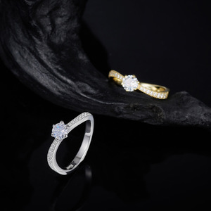 Anillo de Plata de Ley S925 con Moissanita y Seis Garras Laterales Clásico 2026, Regalo de Aniversario o Propuesta, Anillo Delgado y Versátil - Product Image 3