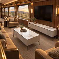 Ensemble meuble TV et table basse WYRAX Train Lounge avec dessus aspect marbre, tiroirs dissimulés, panneaux décoratifs cannelés et pieds fins