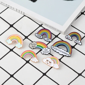 Venta al por mayor de fábrica: Broches de solapa de esmalte arcoíris con impresión UV personalizada, chapados en oro, para ropa con temática de anime - Product Image 3
