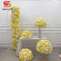 Boule de centre de table en fleurs artificielles en soie personnalisée SMOOTH, blanche et jaune, avec des roses
