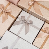 Boîte cadeau en carton personnalisable, base et couvercle rectangulaires, emballage avec ruban décoratif, impression quadricolore, cadeau et artisanat