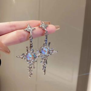 Boucles d'oreilles pendantes en métal liquide irrégulier avec croix et pierre de lune, tendance jeune fille, bijoux en gros - Product Image 1
