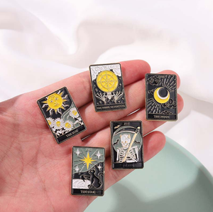 Pin de Esmalte de <span class=keywords><strong>Tarot</strong></span> Personalizado, Sol, Luna, Estrellas, Gótico, Esqueleto, Broches, Insignias de Solapa, Bolsa, Punk, Bruja Oscura, Pin de Gato, Pin de Carta del <span class=keywords><strong>Tarot</strong></span> - Product Image 1