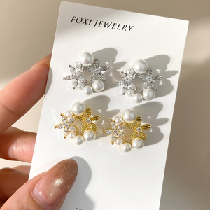 Boucles d'oreilles clous vintage en laiton avec fleur et perle, bijoux de fiançailles et de mariage pour femme, plaqué or 18 carats et rhodium - Product Image 4