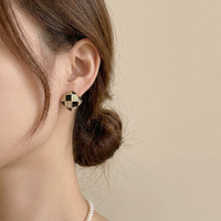 Boucles d'oreilles en émail, à clipser, à tige, motif carreaux bordeaux et noir, en forme de spirale, carrées, plaquées or, en cuivre, bijoux indolores pour femmes