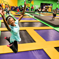 Équipement de parc de trampolines en métal de grande taille, directement de l'usine Sqarcade, parc d'attractions intérieur personnalisé pour enfants et adultes