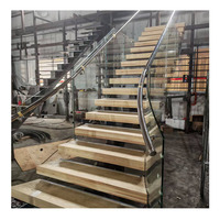 Escalier moderne en acier et bois à marches ouvertes avec garde-corps en verre, conception durable pour appartement, villa, usage domestique