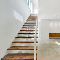 Escalier intérieur de villa à poutre simple avec garde-corps en verre, marches en bois massif sur mesure, système d'escalier complet