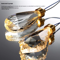 Lustre personnalisé de luxe de conception linéaire moderne d'îlot de cuisine avec des accents de cristal de larme et un cadre en laiton