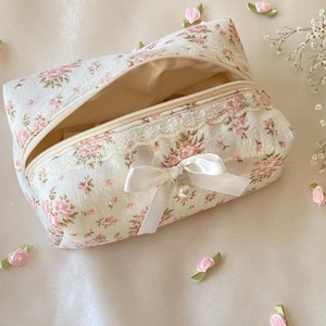 Esta bolsa de maquillaje con lazo, de moda transfronteriza, es digna de Instagram y de gran capacidad, lo que la convierte en un organizador portátil para - Product Image 4