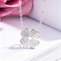Ensemble de bijoux pour femmes en argent S925 étanche avec zircon, comprenant un pendentif trèfle à quatre feuilles, un collier, une bague, des boucles d'oreilles et un bracelet, personnalisable en gros
