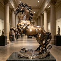 Sculpture de cheval au galop en bronze, style artistique vintage, dimensions personnalisables, pour place publique ou cour.