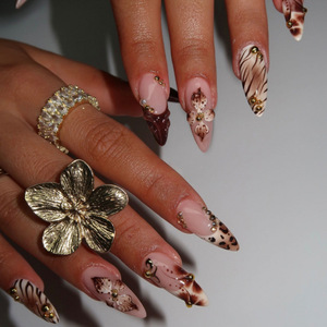 <span class=keywords><strong>Uñas</strong></span> Postizas Y2K con Estampado de <span class=keywords><strong>Vaca</strong></span> y Gota de Agua, Color Marrón Nude, Diseño Floral 3D con Tachuelas Metálicas Doradas, Gelatina Reutilizable, Forma Almendrada, para Chicas - Product Image 2
