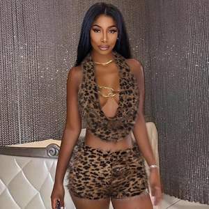 Ensemble deux pièces personnalisé 2026 imprimé guépard pour femme, haut licou en fausse fourrure et short, tenue de soirée Y2K - Product Image 1