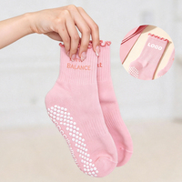 Chaussettes de Pilates élégantes et personnalisées en pastel avec volants, étiquette de marque tissée sur mesure, bordure non étranglante, antidérapantes – Choix populaire pour le yoga féminin