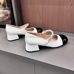 รองเท้าเจ้าสาวดีไซน์หรูคุณภาพสูงสำหรับผู้หญิง ส้นเตี้ยทรงเหลี่ยม สีขาว สำหรับฤดูร้อน บุหนัง สายรัดแบบหัวเข็มขัด ขายส่งราคาถูก - Product Image 4