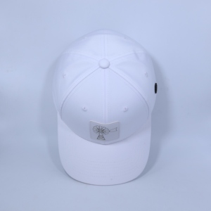 Gorra de béisbol de rendimiento para exteriores, blanca, con parche de cuero Windmill, logotipo de PVC y goma de trigo, y tela Ripstop - Product Image 5