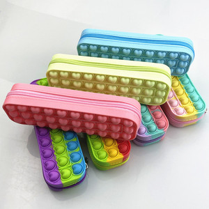 Bolsa de silicona para almacenamiento de juguetes sensoriales, estuche de lápices de colores Pop, bolsa de lápiz de burbujas con corazón - Product Image 1