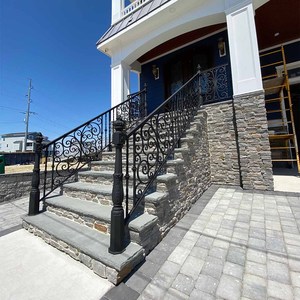 Balcon d'<span class=keywords><strong>escalier</strong></span> de conception unique d'usine garde-corps ornemental élégant en <span class=keywords><strong>fer</strong></span> <span class=keywords><strong>forgé</strong></span> personnalisé de motifs floraux - Product Image 2