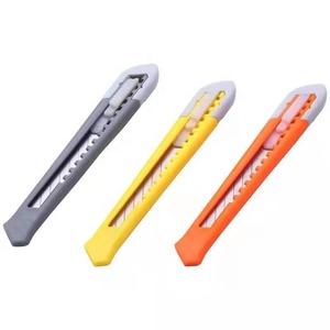 ใบมีดเหล็กคาร์บอน 9 มม. มีด DIY แบบกดปุ่ม สำหรับตัดกล่องกระดาษ พร้อมบริการ OEM ปรับแต่งได้ สำหรับงานศิลปะและการตัดกล่องกระดาษ - Product Image 1