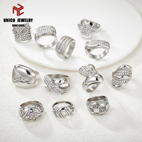 Bague élégante en acier inoxydable avec un design de feuille en zircone cubique brillante pour les bijoux de mode féminins