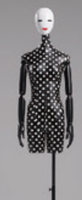 Mannequin femme demi-corps en fibre de verre recouvert de tissu avec base et bras en bois, présentoir de vêtements, buste