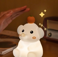Veilleuse en forme d'éléphant de dessin animé pour lampe de chevet créative de chambre à coucher. Jouet lumineux pour enfants comme cadeau créatif pour la nuit.