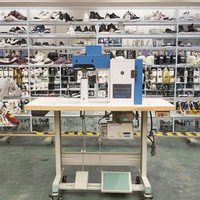 Ciment supérieur de chaussures en cuir automatique séparant les côtés battant la machine d'aplatissement