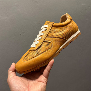 Zapatillas de deporte de cuero perforado amarillo para hombre, zapatos informales transpirables hechos a mano con cordones, calzado ligero y cómodo antideslizante - Product Image 1