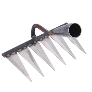 Râteau de jardin Offre Spéciale avec 6 dents en métal Râteau en fer <span class=keywords><strong>pour</strong></span> le jardinage et le désherbage Râteau à copeaux avec poignée Râteau tout acier - Product Image 1