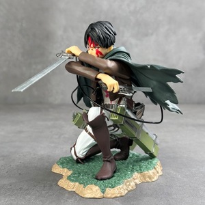 Modello Scenico in PVC di Levi Capitano, Edizione Speciale, con <span class=keywords><strong>Titan</strong></span> Attacco dei Giganti Danneggiato in Battaglia, Accovacciato e Insanguinato in Posizione di Stand-Off - Product Image 4