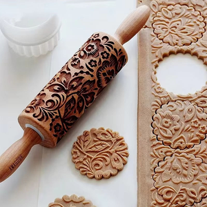 Rodillo de cocina navideño personalizado de alta calidad con logotipo láser, copos de nieve y renos en relieve, patrón de madera para galletas y pasteles - Product Image 1