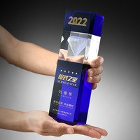 Trophée en cristal de verre K9 bleu de haute qualité en gros de Yiwu, gravure laser 3D personnalisée, impression UV, trophée de récompense en cristal