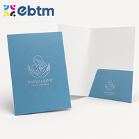 Porte-documents bleu personnalisé avec impression mate et gaufrage, pochette de présentation de documents, dossier en papier, porte-documents en carton noir avec finition UV