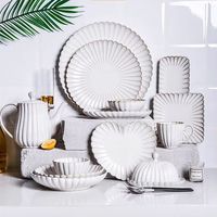 Assiette de présentation et vaisselle en céramique festonnée en porcelaine vintage pour événements de mariage