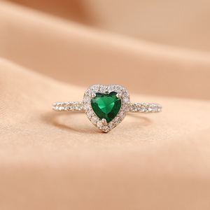 Anillo de Compromiso para Mujer, de Moda y Tendencia, con Zirconia Creada en Laboratorio, Banda de Eternidad Clásica Ajustable, Bañado en Oro de 14K, Chispeante Princesa - Product Image 4