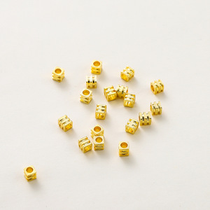 Cuentas espaciadoras cuadradas chapadas en oro de 4 mm para la fabricación de pulseras y accesorios de joyería - Product Image 2