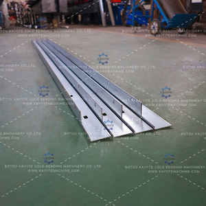 Machine de formage à rouleaux à angle droit économique pour la fabrication de protections d'angle en métal, de bordures et de renforts - Product Image 2