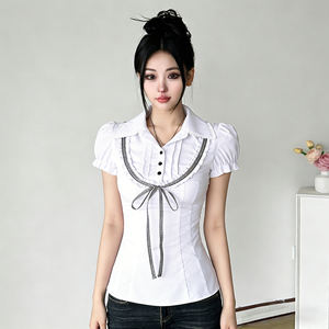 Blusa de manga corta estilo universitario con pliegues, botones, cuello con lazo en blanco y negro, mangas abullonadas de encaje y corte ajustado. - Product Image 6