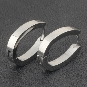 Pendientes de aro de oro minimalistas y clásicos Pendientes de aro ovalados huecos de acero inoxidable chapados en oro de 18 quilates para mujer - Product Image 5